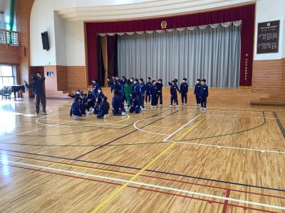 細かく動きを指示するダンスの先生