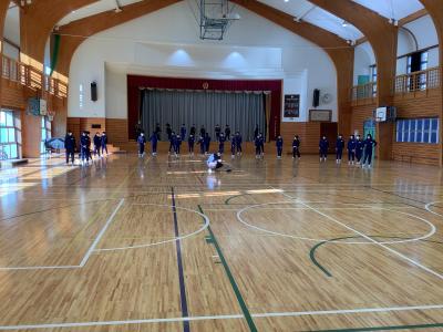 音楽に合わせて踊る6年生