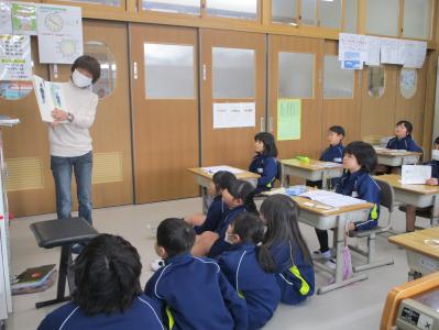 絵本の読み聞かせを聞く1年生