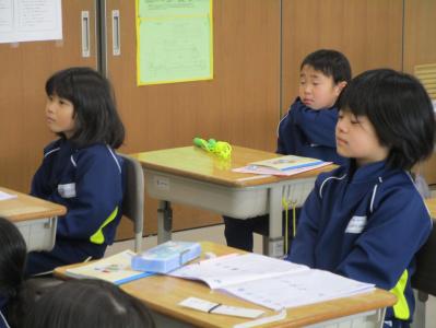 読み聞かせを聞く1年生