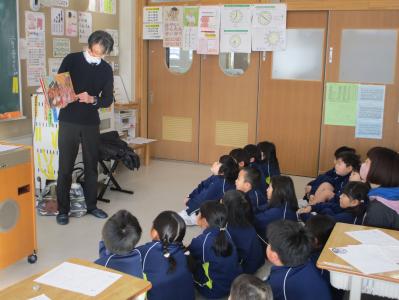 読み聞かせを聞く1年生
