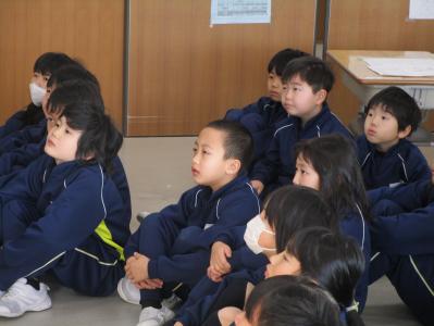 読み聞かせを聞く1年生