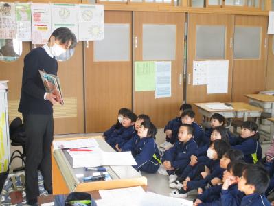 絵本の読み聞かせを聞く1年生