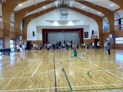 ダンスを踊る６年生
