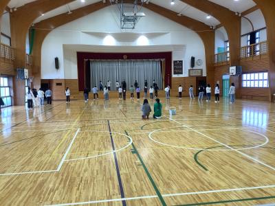 ダンスの練習をする6年生