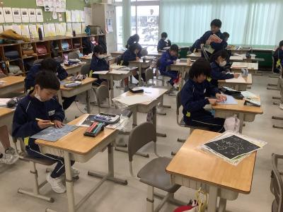 彫刻刀で版画を彫る4年生