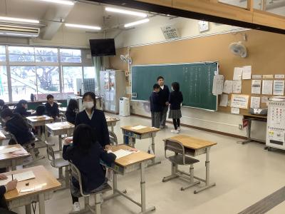 クラス会議をする3年生