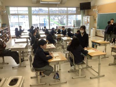 クラス会議をする3年生
