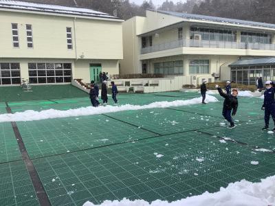 雪合戦をする児童