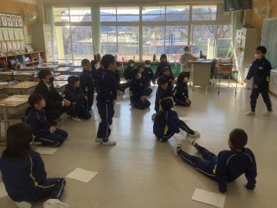 クラスにクイズを出す3年生