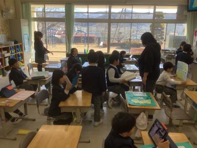 発表の練習をする2年生