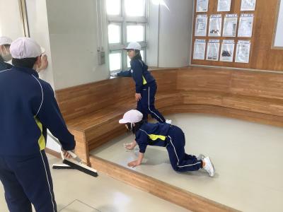 窓枠を掃除する児童