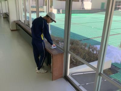 窓枠を掃除する児童
