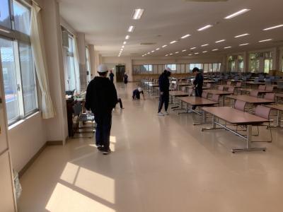 多目的室を掃除する児童