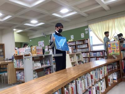 読み聞かせをするダニアル先生