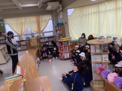 読み聞かせを聞く児童