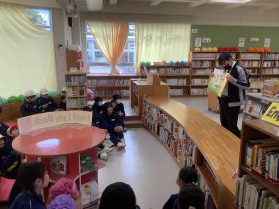 読み聞かせをするダニアル先生