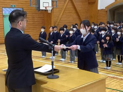 ナイス自学賞の賞状受け渡し