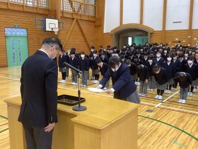 全員で礼をする児童