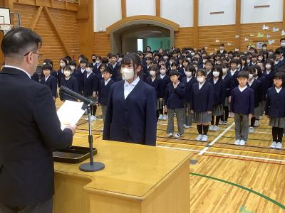 代表で修了章を受け取る５年生