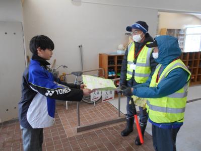 見守り隊へ感謝の手紙を渡す児童
