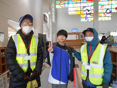 見守り隊と記念撮影する６年生