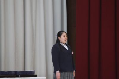 呼名に返事をする6年生