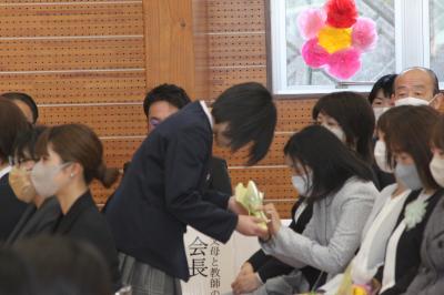 保護者に花を手渡す6年生9