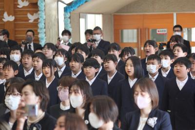 歌を送る在校生
