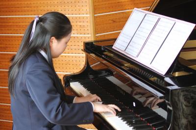 ピアノで伴奏を弾く6年生