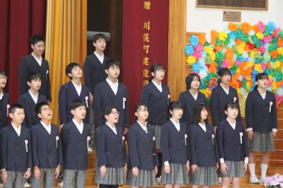 歌で返事を送る6年生