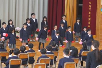 歓迎の歌を歌う2年生