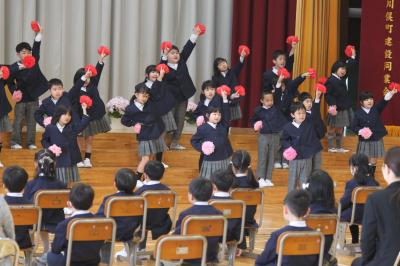 歓迎の歌を歌う2年生