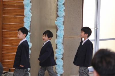 入場する1年生