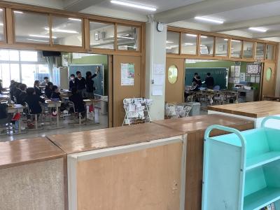 話し合いをする5,6年生