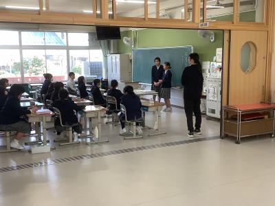 話し合いをする5,6年生