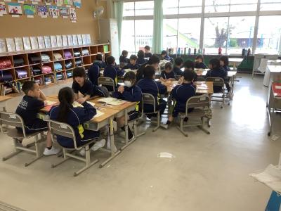 音読会の題材を話し合う2年生
