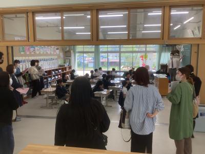 2年生の教室を右側から撮った写真です。保護者の背中ごしに教室の様子を撮っています。