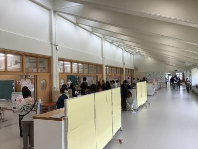 低学年のフロアです。教室に入りきらない保護者が共有スペースから参観しています。