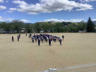校庭に入場してくる鼓笛隊