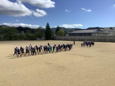校庭を演奏しながら行進する鼓笛隊