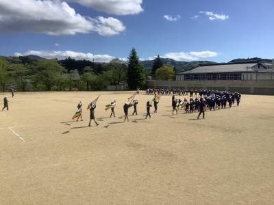 演奏しながら退場する鼓笛隊