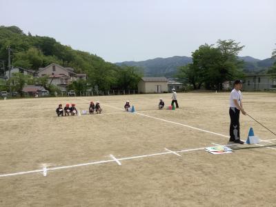 じゃんけん競争の練習をする2年生