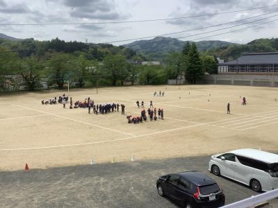 4年生がチャンス走を練習している様子を上校庭から撮った写真