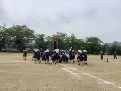 玉入れをする１，２年生の白組