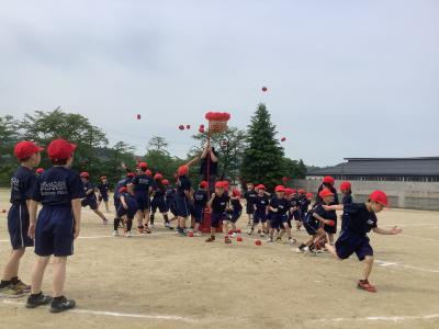 玉入れをする1，2年生の紅組