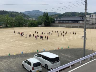 準備運動をする3年生