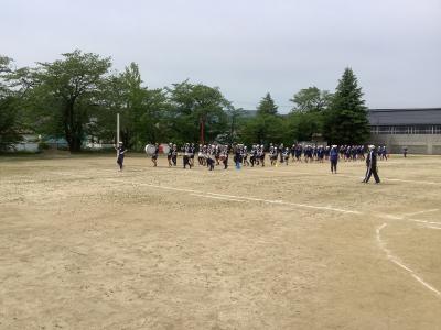 行進する鼓笛隊