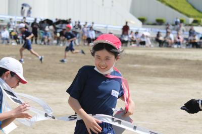 じゃんけん大王1位でゴールする児童