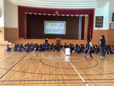 低学年の交通教室の様子。クイズに答える低学年